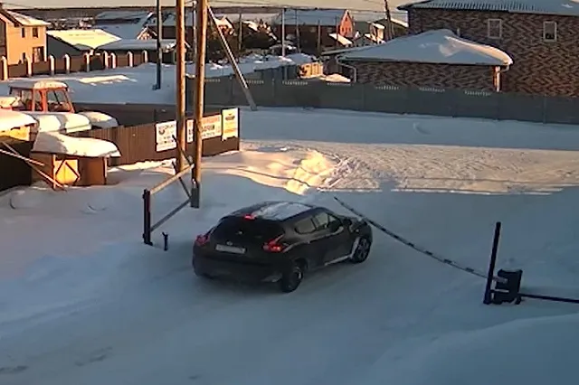 Автохамка терроризирует свердловский посёлок, гоняя на огромных скоростях и сбивая шлагбаумы