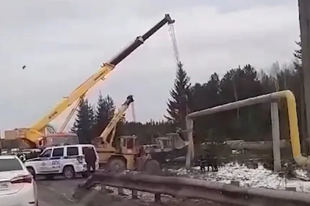 На свердловской трассе грузовик вытолкнул на встречку автобус и влетел в опору газопровода