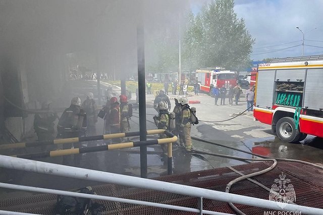 В Екатеринбурге горит мебельный центр