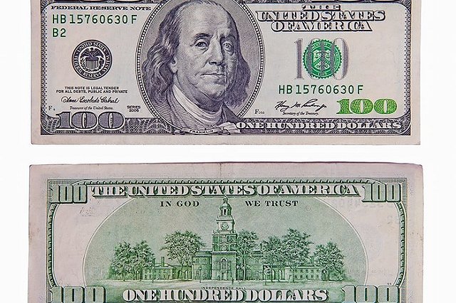 В Госдуме объяснили, имеют ли российские банки право не принимать старые доллары