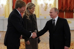 Нацболы метнули помидор в короля Нидерландов