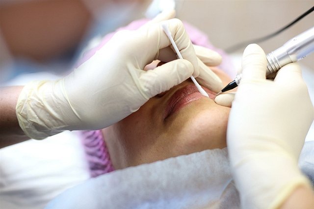 Запретившую мусульманам посещать салон красоты бизнесвумен арестовали в Англии