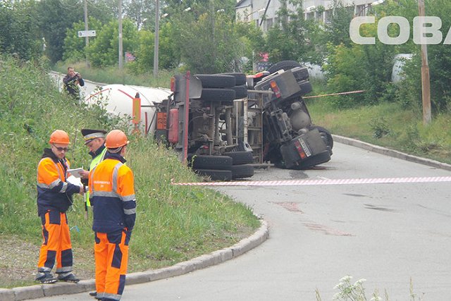 На Серовском тракте перевернулся бензовоз