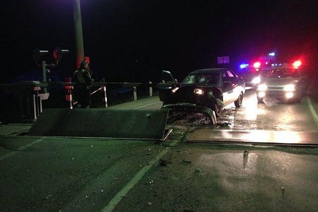 Подростки-угонщики врезались в заграждение ж/д переезда на Московском тракте