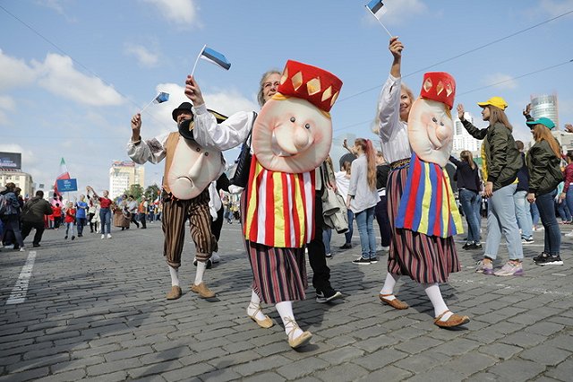 По проспекту Ленина прошёл Парад кукол. ФОТО