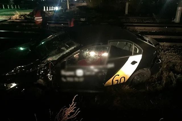 На Урале поезд врезался в такси