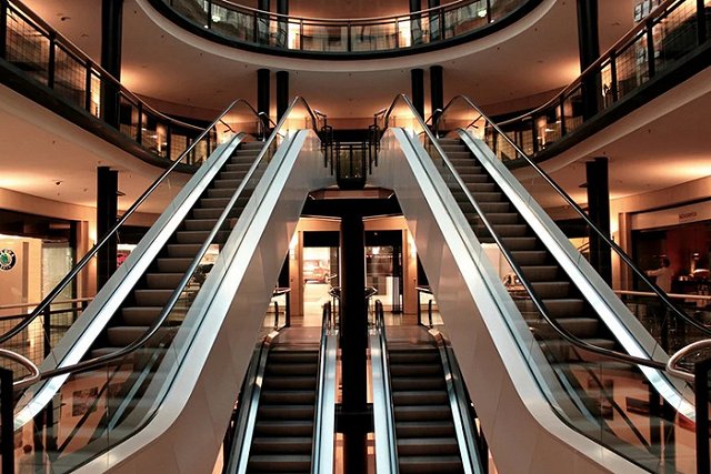 Девятиклассница из Серова требует отменить указ губернатора, запрещающий подросткам посещать ТЦ