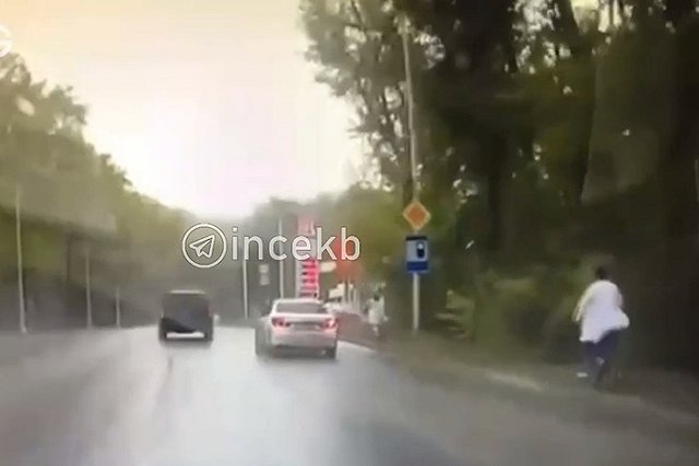 На Сибирском тракте человек в белом халате гнался за мужчиной в смирительной рубашке