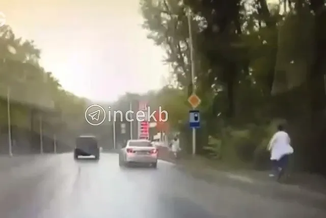 На Сибирском тракте человек в белом халате гнался за мужчиной в смирительной рубашке