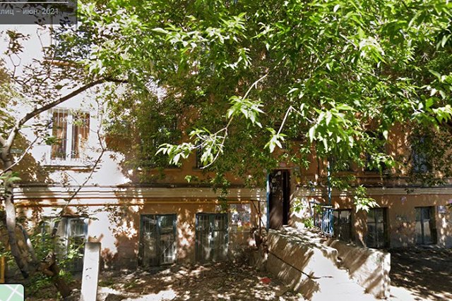 В Екатеринбурге выносят окна из дома, где продолжают жить люди