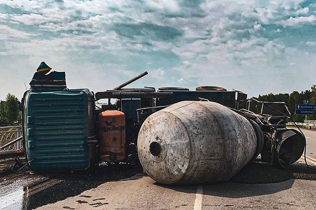 Под Верхней Пышмой опрокинулся цементовоз