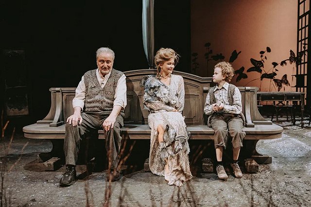 «Синара» везет в Екатеринбург спектакль московского Театра Наций «Последнее лето»