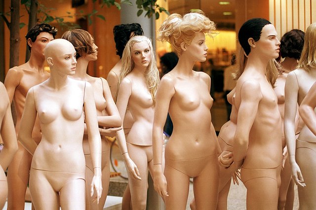 Большинство россиян против людей в купальниках на улице и загорания топлесс