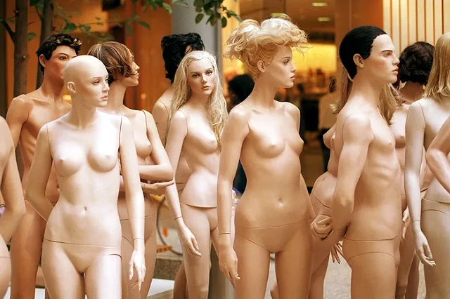 Большинство россиян против людей в купальниках на улице и загорания топлесс