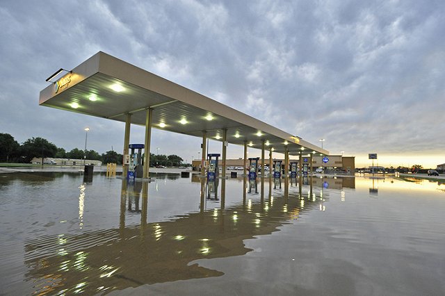 Наводнение в США: по дорогам Луизианы плавают рыбы