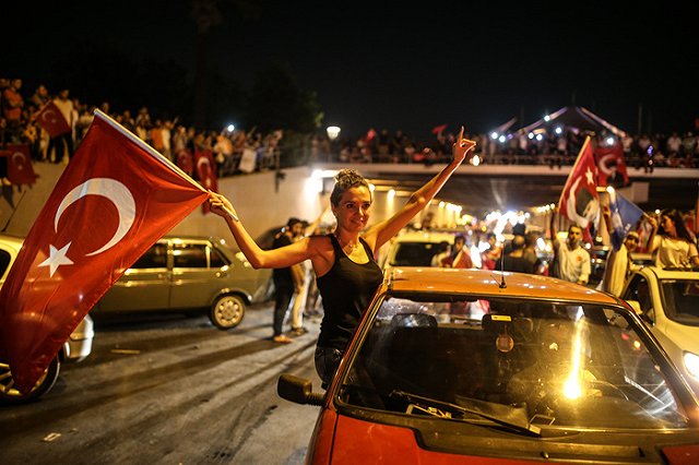 В Турции по подозрению в причастности к мятежу арестовали шесть тысяч человек