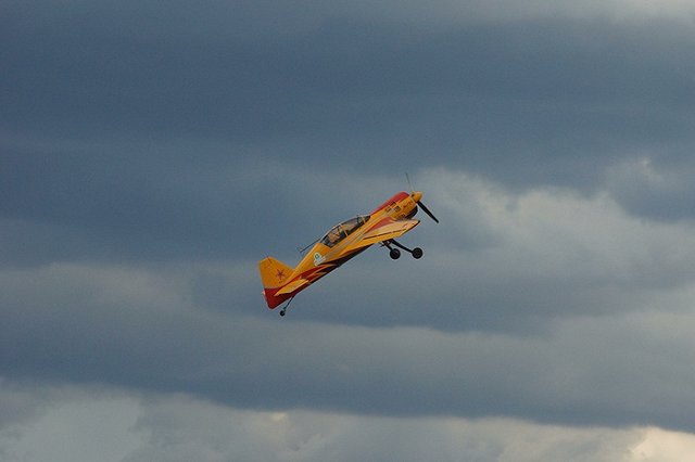 Участвовавший в параде самолет Як-52 аварийно сел на воду в Самаре