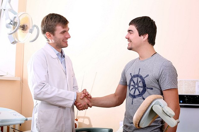 Многие врачи «гуглят» своих пациентов, показал опрос