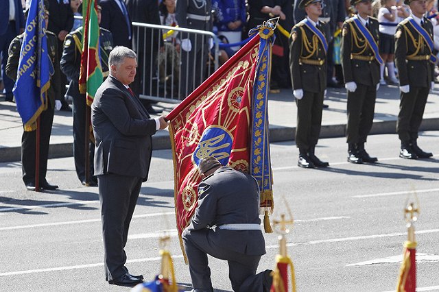 Порошенко нахамил журналисту и выхватил у него микрофон