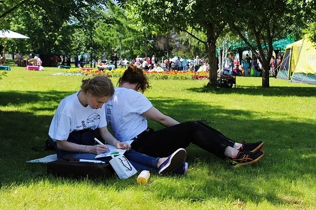 Ожившие «Охотники на привале» Перова будут позировать на городском пленэре