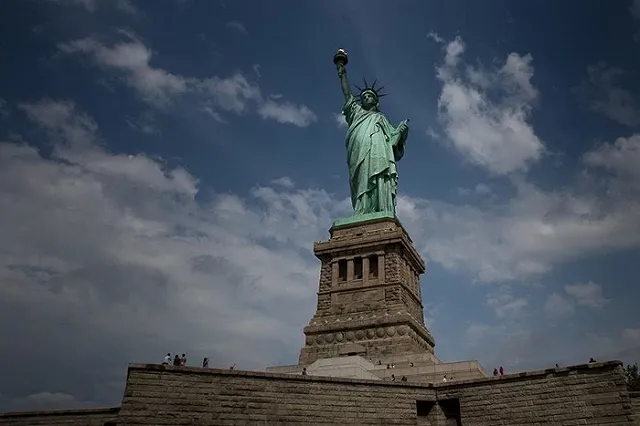 В американских городах начали осквернять памятники Христофору Колумбу