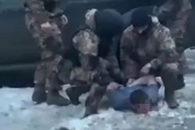 В Екатеринбурге ОМОН жестко задержал контрабандиста, который отправил в Китай драгоценные камни