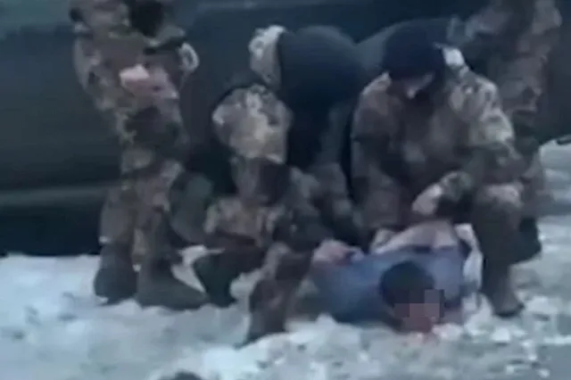 В Екатеринбурге ОМОН жестко задержал контрабандиста, который отправил в Китай драгоценные камни