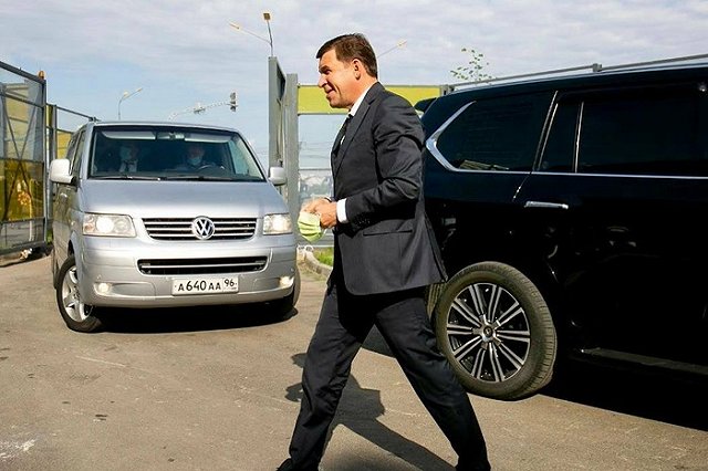 Свердловского губернатора попросили закрыть торговые центры из-за коронавируса. Согласился ли он?