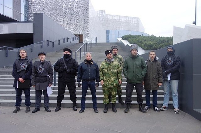 Казаки оцепили Ельцин Центр из-за ЛГБТ-фестиваля