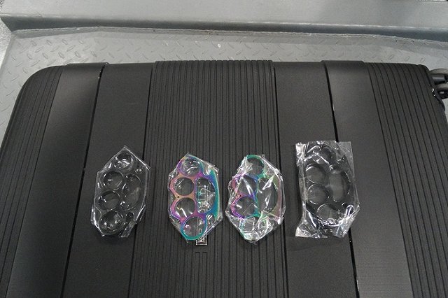 Таможенники не дали пассажиру Рощино ввезти в Россию кастеты