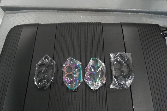 Таможенники не дали пассажиру Рощино ввезти в Россию кастеты