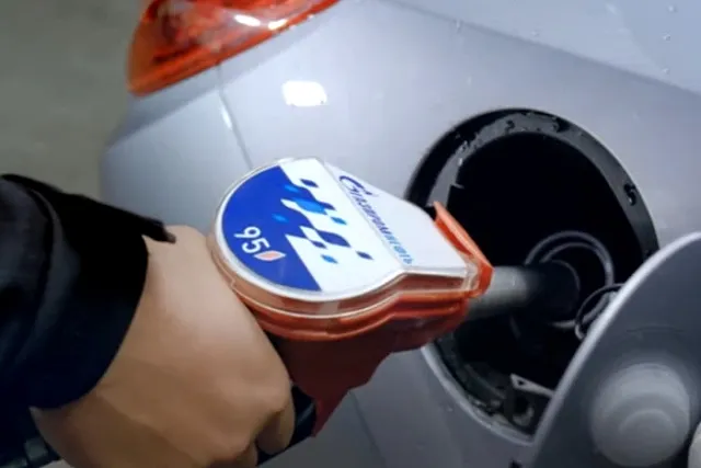 Аналитик: рекордный дефицит бюджета поднимет в России цены на бензин