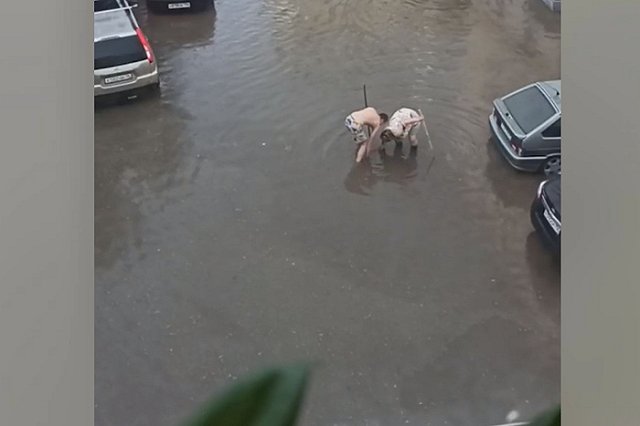 В Екатеринбурге дождём чуть не смыло жилой дом