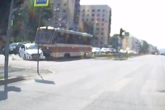 На Уралмаше трамвай на полной скорости снёс легковушку