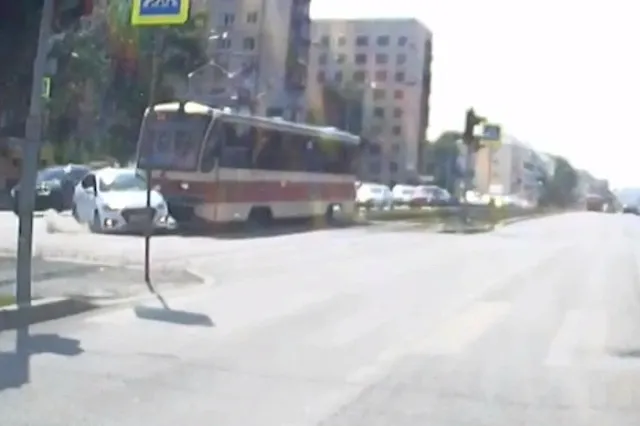 На Уралмаше трамвай на полной скорости снёс легковушку