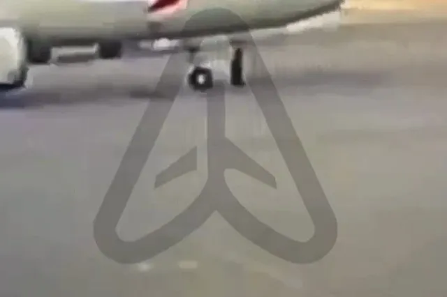 Появилось видео наезда самолета «Уральских авиалиний» на молодого парня в Екатеринбурге