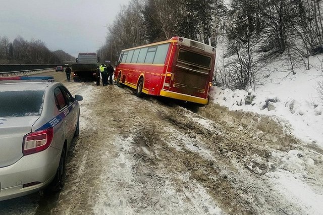 На дублёре Сибирского тракта пассажирский автобус вылетел на обочину