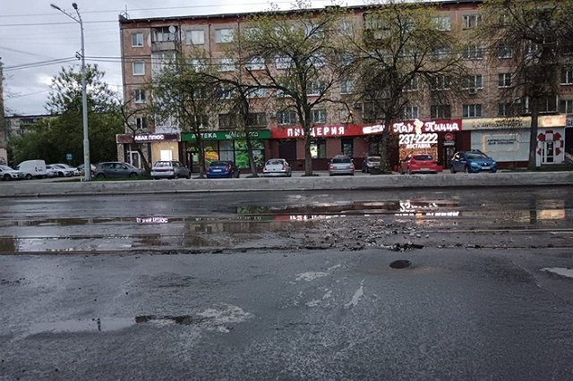 На Уралмаше из-за коммунальной аварии затопило трамвайные пути. Вагоны пустили в объезд