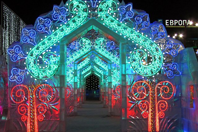 Новый год у главной елки Екатеринбурга встретили несколько тысяч человек