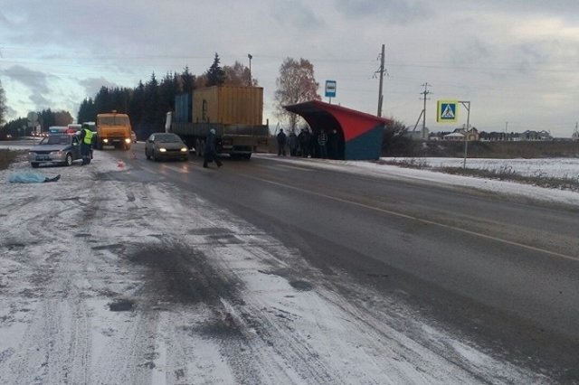Водитель хлебовозки на летней резине насмерть сбил пешехода в Николо-Павловском