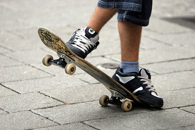 Избившая мальчика из-за скейтборда сотрудница «Пятерочки» уволена