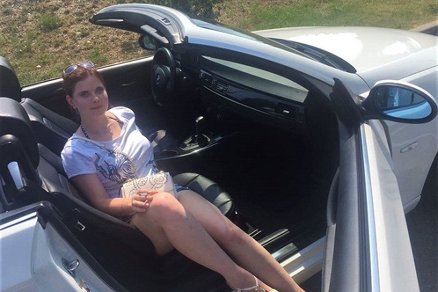 В Екатеринбурге 18-летняя девушка выпала из окна, оставив записку