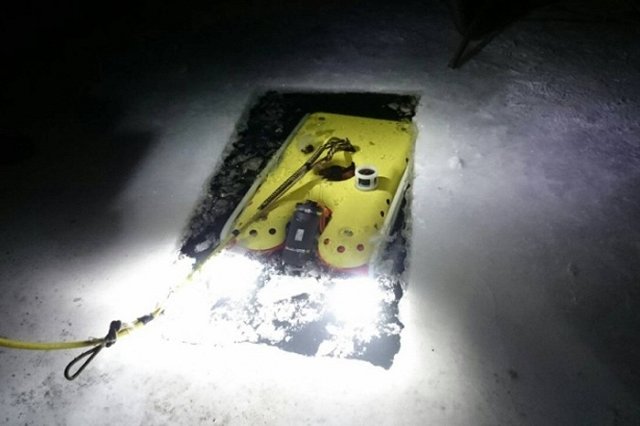 Спасатели подняли затонувший вертолет со дна Братского водохранилища