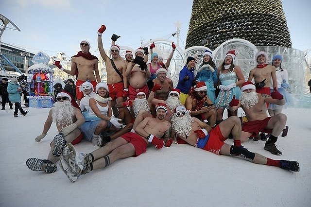 В Екатеринбурге прошел забег раздетых Дедов Морозов и Снегурочек