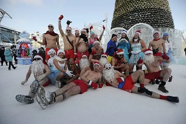 В Екатеринбурге прошел забег раздетых Дедов Морозов и Снегурочек