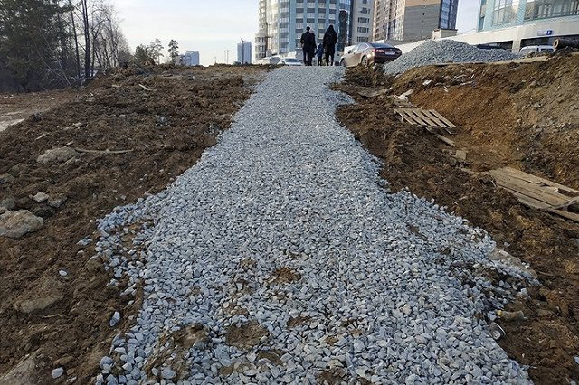 Жителям квартала за аквапарком «Лимпопо», месившим ногами глину, начали прокладывать тротуар