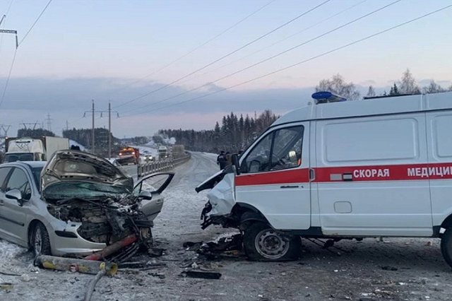 Под Екатеринбургом легковушка влетела в скорую, которая везла беременную женщину