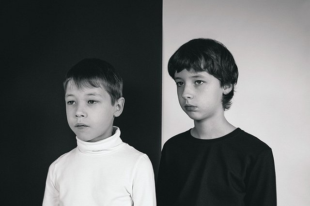 На Урале подросток в школе избивал сверстника и выманил у него 300 тысяч рублей