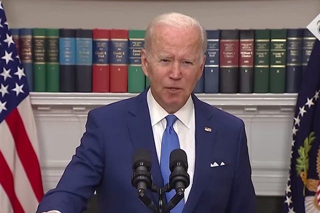 Блумберг: США намерены переманить «дефицитных» специалистов из России