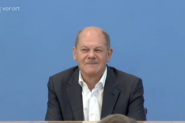 Захарова назвала высказывание Шольца о России «врожденным уродством»